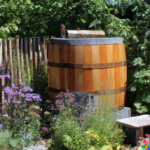 Cuve d'eau de pluie design et en bois dans un jardin